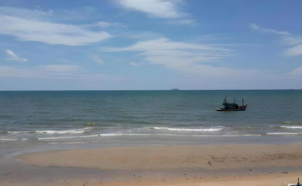 Sea Falcon On The Water Na Chom Thian Exterior photo
